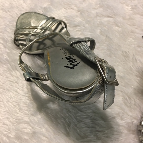 Silver Heels - Picture 2 of 8
